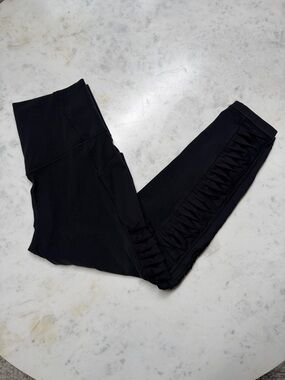 Athleta Black Salutation 7/8 tight in powervita